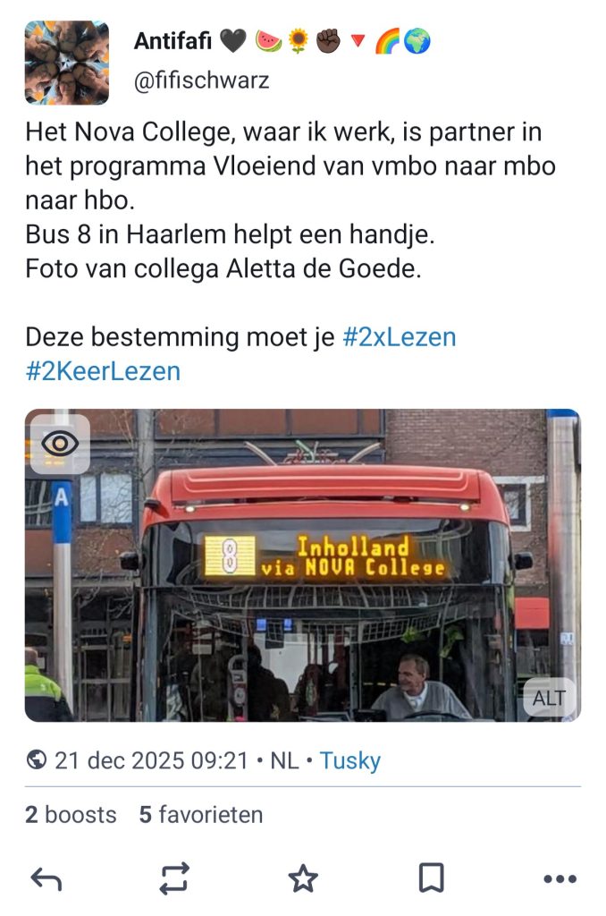 Toot met een foto van bus 8 in Haarlem: Inholland via NOVA College.

Erboven de tekst: 
Het Nova College, waar ik werk, is partner in het programma Vloeiend van vmbo naar mbo naar hbo. 
Bus 8 in Haarlem helpt een handje. 
Foto van collega Aletta de Goede.

Deze bestemming moet je #2xLezen #2KeerLezen