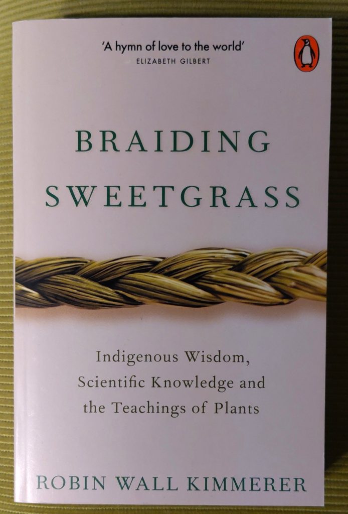 Boek Robin Wall Kimmerer - Braiding Sweetgrass

#DeZinVanHetBoek: 
'Isn't this the purpose of education, to learn the nature of your own gifts and how to use them for good in the world?' ★★★★☆