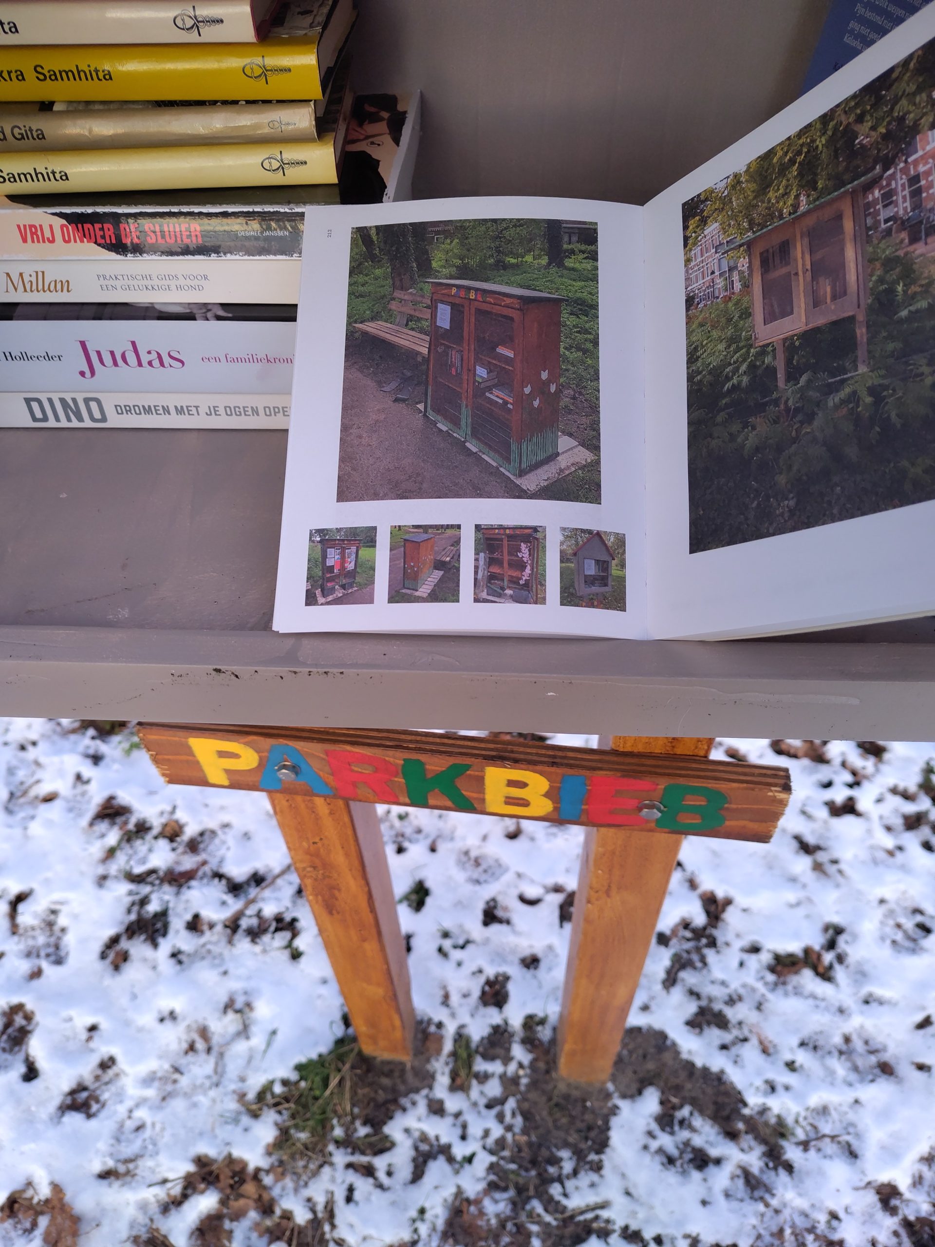 Foto van het boek Free Books in de Parkbieb. Het ligt opengeslagen op een bladzijde met foto's van de Parkbieb.