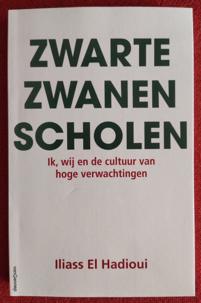 Boek Ilias El Hadioui - Zwarte zwanen scholen. Ik, wij en de cultuur van hoge verwachtingen

#DeZinVanHetBoek:
Het menselijk kapitaal in termen van de kennis en vaardigheden van de individuele docent om zich te verhouden tot de eigen mini-samenleving van de klas, en de daar aanwezige mechanismen, dient in de coulissenruimte ‘opgetild’ te worden naar een collectief niveau door de circulatiekracht van het sociaal kapitaal in hun nabije netwerk van collega’s, die individuele docenten toegang biedt tot elkaars menselijk kapitaal, opdat zij kunnen leren van en via elkaar.’ ★★★★☆