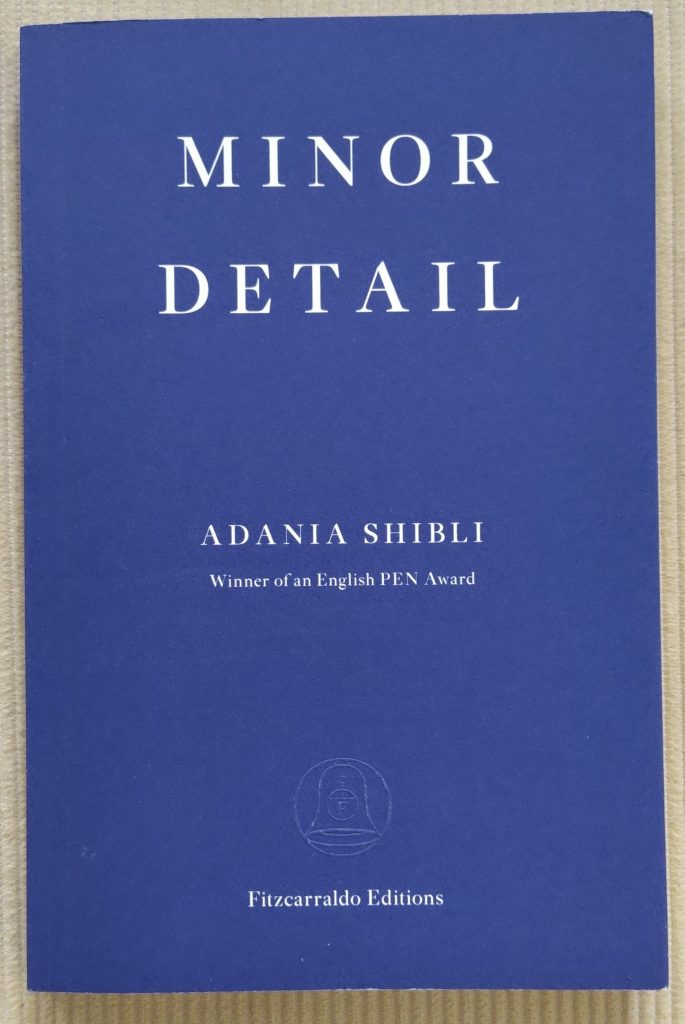 Boek Adania Shibli - Minor Detail

#DeZinVanHetBoek:
'... it is possible to reconstruct something's appearance, or an incident one has never witnessed, simply by noticing various little details which everyone else finds to be insignificant.' ★★★★☆