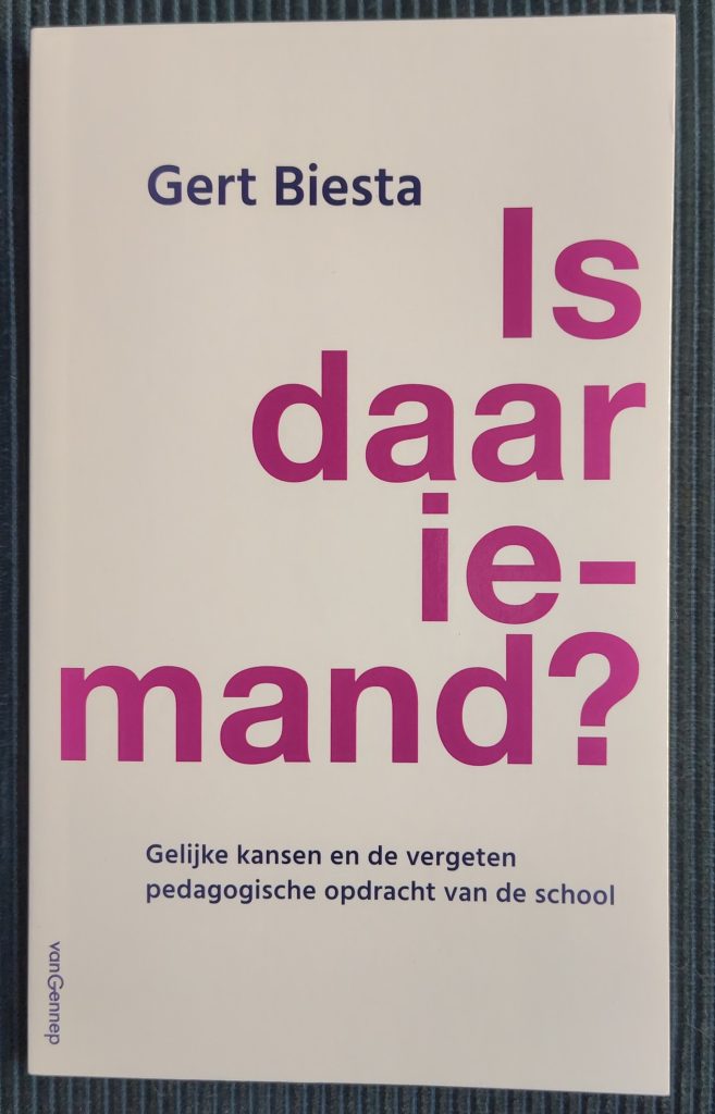 Boek Gert Biesta - Is daar iemand?

#DeZinVanHetBoek: 
'Dit alles laat nogmaals zien hoe belangrijk het is om onderwijs te begrijpen als een proces waarin iets gegeven wordt, en niet als een omgeving waarin kinderen en jongeren hun talenten zouden kunnen ontwikkelen, en al helemaal niet als een kwestie van zoveel mogelijk uit je leerlingen zien te halen.' ★★★☆☆
